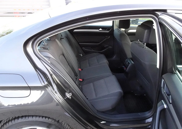 Volkswagen Passat cena 67800 przebieg: 163000, rok produkcji 2019 z Połaniec małe 667